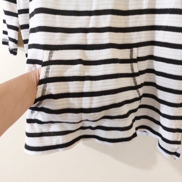 Liz Claiborne Weekend Petite Black & White Striped Lightweight Pull Over Sweater - Picture 2 of 13
